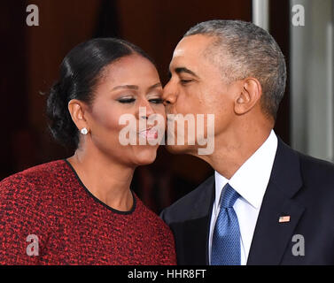 Washington DC, USA. 20. Januar 2017. President Barack Obama (R) gibt Michelle Obama einen Kuss, während sie, gewählter Präsident Donald Trump und Frau Melania im Weißen Haus vor der Einweihung am 20. Januar 2017 in Washington, DC warten. Trumpf wird der 45. Präsident der Vereinigten Staaten. Bildnachweis: MediaPunch Inc/Alamy Live-Nachrichten Stockfoto