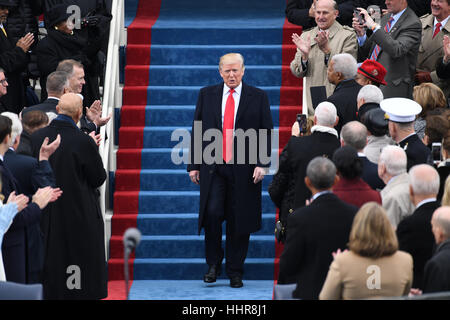 Washington DC, USA. 20. Januar 2017. Washington, USA. 20. Januar 2017. Präsident elect Trump kommt aus seiner Amtseinführung am 20. Januar 2017 in Washington, DC Trumpf der 45. Präsident der Vereinigten Staaten wird. Bildnachweis: MediaPunch Inc/Alamy Live-Nachrichten Stockfoto