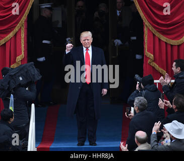 Washington DC, USA. 20. Januar 2017. Washington, USA. 20. Januar 2017. Präsident elect Trump kommt aus seiner Amtseinführung am 20. Januar 2017 in Washington, DC Trumpf der 45. Präsident der Vereinigten Staaten wird. Bildnachweis: MediaPunch Inc/Alamy Live-Nachrichten Stockfoto