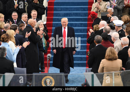 Washington DC, USA. 20. Januar 2017. Washington, USA. 20. Januar 2017. Präsident elect Trump kommt aus seiner Amtseinführung am 20. Januar 2017 in Washington, DC Trumpf der 45. Präsident der Vereinigten Staaten wird. Bildnachweis: MediaPunch Inc/Alamy Live-Nachrichten Stockfoto