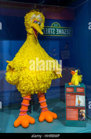 Atlanta, Georgia, USA. 19. Januar 2017. Große Vogel und kleinen Vogel aus der Sesamstraße sind auf dem Display in der Jim Henson-Sammlung in der Mitte für Puppetry Künste gesehen. Bildnachweis: Brian Cahn/ZUMA Draht/Alamy Live-Nachrichten Stockfoto