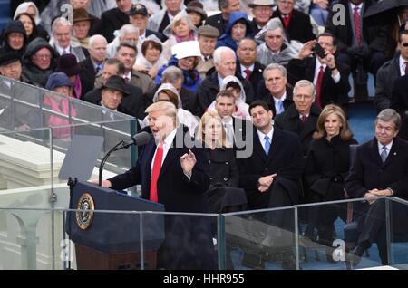 (170120)--WASHINGTON, 20. Januar 2017 (Xinhua)--US-Präsident Donald Trump liefert seine Antrittsrede, nachdem er während der feierlichen Amtseinführung auf das Kapitol in Washington D.C., USA, am 20. Januar 2017 als 45. Präsident der Vereinigten Staaten vereidigt wurde. (Xinhua/Yin Bogu) Stockfoto