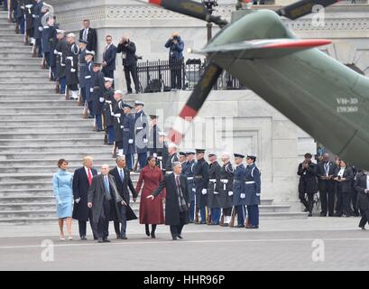 Washington, USA. 20. Januar 2017. US-ehemaliger Präsident Barack Obama und seine Frau Michelle Obama Fuß an den Hubschrauber, eskortiert von neu eröffnet US-Präsident Donald Trump und seine Frau Melania Trump nach Donald Trump als 45. Präsident der Vereinigten Staaten in Washington, DC, USA, am 20. Januar 2017 vereidigt wurde. Bildnachweis: Bao Dandan/Xinhua/Alamy Live-Nachrichten Stockfoto