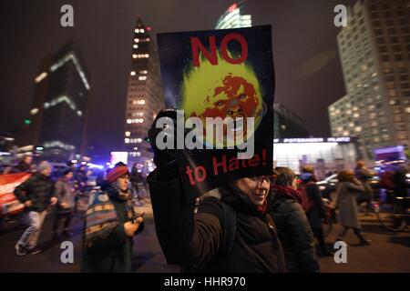 Berlin, Deutschland. 20. Januar 2017. Demonstranten marschierten durch die Straßen der deutschen Hauptstadt zum protest gegen die 45. Präsident der USA Donald Trump und die AFD deutsche politische Partei, am 20. Januar 2017. 20. Januar 2017. Die Demonstration wurde von mehreren Gruppen in Solidarität mit anderen Demonstrationen geplant, während der Tag der feierlichen Einweihung in Washington D.C Kredit statt organisiert: Credit: ZUMA Draht/Alamy Live News Stockfoto