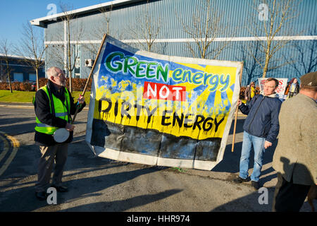 Bolton, Lancashire, UK. 20. Januar 2017: eine kleine Gruppe von Demonstranten blockiert den Eingang A E Yates Geschäftsräume in der Nähe von den Bolton Wanderers Football-Stadion heute fordern sie aufhören liefern Aggregate zur Shalegas Website Cuadrilla Preston neue Straße in kleinen Plumpton in der Nähe von Blackpool und dass sie keine weitere Beteiligung mit Fracking Unternehmen. Das Aggregat ist Grundstein für die Drillpad und auch die schwere Lieferung Fahrzeuge vor Ort zu ermöglichen, ohne zu verzetteln in den weichen Boden im Feld verwendet. Bildnachweis: Dave Ellison/Alamy Live-Nachrichten Stockfoto