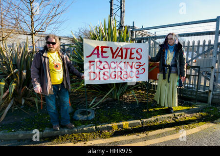 Bolton, Lancashire, UK. 20. Januar 2017: eine kleine Gruppe von Demonstranten blockiert den Eingang A E Yates Geschäftsräume in der Nähe von den Bolton Wanderers Football-Stadion heute fordern sie aufhören liefern Aggregate zur Shalegas Website Cuadrilla Preston neue Straße in kleinen Plumpton in der Nähe von Blackpool und dass sie keine weitere Beteiligung mit Fracking Unternehmen. Das Aggregat ist Grundstein für die Drillpad und auch die schwere Lieferung Fahrzeuge vor Ort zu ermöglichen, ohne zu verzetteln in den weichen Boden im Feld verwendet. Bildnachweis: Dave Ellison/Alamy Live-Nachrichten Stockfoto