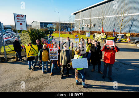 Bolton, Lancashire, UK. 20. Januar 2017: eine kleine Gruppe von Demonstranten blockiert den Eingang A E Yates Geschäftsräume in der Nähe von den Bolton Wanderers Football-Stadion heute fordern sie aufhören liefern Aggregate zur Shalegas Website Cuadrilla Preston neue Straße in kleinen Plumpton in der Nähe von Blackpool und dass sie keine weitere Beteiligung mit Fracking Unternehmen. Das Aggregat ist Grundstein für die Drillpad und auch die schwere Lieferung Fahrzeuge vor Ort zu ermöglichen, ohne zu verzetteln in den weichen Boden im Feld verwendet. Bildnachweis: Dave Ellison/Alamy Live-Nachrichten Stockfoto