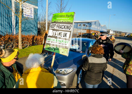 Bolton, Lancashire, UK. 20. Januar 2017: eine kleine Gruppe von Demonstranten blockiert den Eingang A E Yates Geschäftsräume in der Nähe von den Bolton Wanderers Football-Stadion heute fordern sie aufhören liefern Aggregate zur Shalegas Website Cuadrilla Preston neue Straße in kleinen Plumpton in der Nähe von Blackpool und dass sie keine weitere Beteiligung mit Fracking Unternehmen. Das Aggregat ist Grundstein für die Drillpad und auch die schwere Lieferung Fahrzeuge vor Ort zu ermöglichen, ohne zu verzetteln in den weichen Boden im Feld verwendet. Bildnachweis: Dave Ellison/Alamy Live-Nachrichten Stockfoto