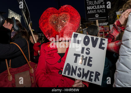 London, UK. 20. Januar 2017. Demonstranten mit Anti-Trump Plakate versammeln sich vor der amerikanischen Botschaft in Grosvenor Square zum protest gegen die Einweihung von Donald Trump als US-Präsident, die heute in Washington, D.C. statt. Bildnachweis: Stephen Chung/Alamy Live-Nachrichten Stockfoto