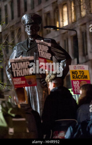 London, UK. 20. Januar 2017. Von der Statue von Präsident Eisenhower zusahen, sammeln Demonstranten mit Anti-Trump Plakate vor der US-Botschaft in Grosvenor Square zum protest gegen die Einweihung von Donald Trump als US-Präsident, die heute in Washington, D.C. statt. Bildnachweis: Stephen Chung/Alamy Live-Nachrichten Stockfoto