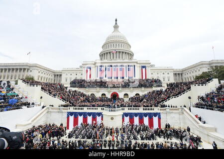 Washington DC, USA. 20. Januar 2017. Präsident Donald Trump nimmt der Eid des Amtes bei seiner Amtseinführung am 20. Januar 2017 in Washington, DC Trump wurde der 45. Präsident der Vereinigten Staaten. Bildnachweis: MediaPunch Inc/Alamy Live-Nachrichten Stockfoto