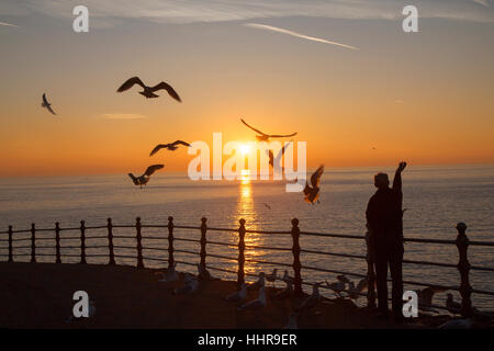 Blackpool, Lancashire, UK. 20. Januar 2017. Großbritannien Wetter. Sonnenuntergang über der irischen See. Kredite; MediaWorldImages/AlamyLiveNews Stockfoto