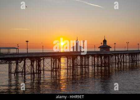 Blackpool, Lancashire, UK. 20. Januar 2017. Großbritannien Wetter. Sonnenuntergang über der irischen See und North Pier. Kredite; MediaWorldImages/AlamyLiveNews Stockfoto