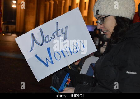 Berlin, Deutschland. 20. Januar 2017. Anti-Trump-Demonstration am Brandenburger Tor in Berlin Kredit: Markku Rainer Peltonen/Alamy Live News Stockfoto