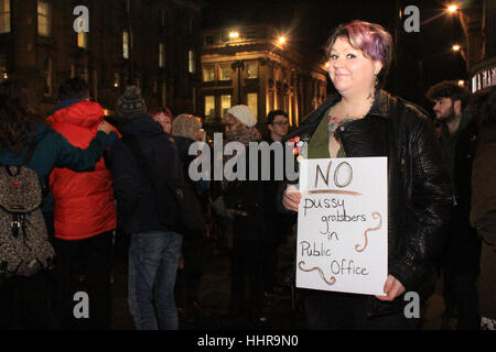Newcastle, UK. 20. Januar 2017. Menschen versammeln sich am Greys Monument in Newcastle zum protest gegen uns gewählte Präsident Donald Trump. Bildnachweis: David Whinham/Alamy Live-Nachrichten Stockfoto