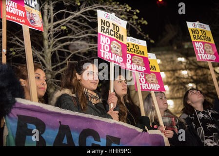 London, UK. 20. Januar 2017. Anti-Trump Demonstranten außerhalb der USA-Botschaft in London. © Peter Manning / Alamy Live News Stockfoto