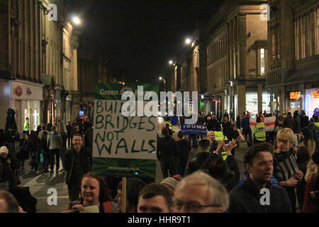 Newcastle, UK. 20. Januar 2017. Menschen versammeln sich am Greys Monument in Newcastle zum protest gegen uns gewählte Präsident Donald Trump. Bildnachweis: David Whinham/Alamy Live-Nachrichten Stockfoto