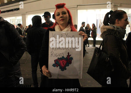 Newcastle, UK. 20. Januar 2017. Menschen versammeln sich am Greys Monument in Newcastle zum protest gegen uns gewählte Präsident Donald Trump. Bildnachweis: David Whinham/Alamy Live-Nachrichten Stockfoto