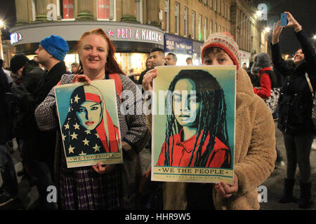 Newcastle, UK. 20. Januar 2017. Menschen versammeln sich am Greys Monument in Newcastle zum protest gegen uns gewählte Präsident Donald Trump. Bildnachweis: David Whinham/Alamy Live-Nachrichten Stockfoto