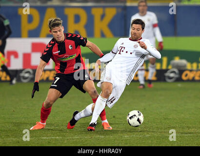 Freiburgs Florian Niederlechner (L) und Bayerns Xabi Alonso wetteifern um die Kugel während der deutschen Fußball-Bundesliga-Spiel zwischen SC Freiburg und Bayern München im Schwarzwald-Stadion in Freiburg Im Breisgau, Deutschland, 20. Januar 2017. (EMBARGO Bedingungen - Achtung: aufgrund der Akkreditierungsrichtlinien die DFL nur erlaubt die Veröffentlichung und Nutzung von bis zu 15 Bilder pro Spiel im Internet und in Online-Medien während des Spiels.) Foto: Patrick Seeger/dpa Stockfoto