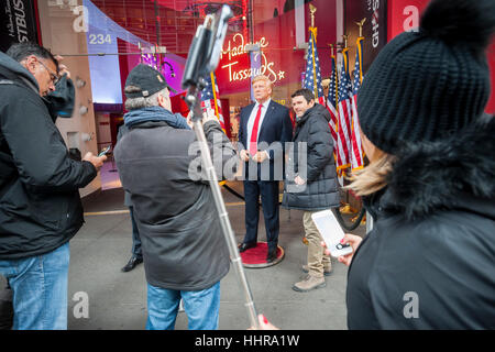 New York, USA. 20. Januar 2017. Touristen posieren für Fotos mit eine Wachsfigur von Präsident Donald Trump vor Madame Tussauds Wachsfigurenkabinett am Times Square nach der Einweihung des Trump als 45. Präsident der Vereinigten Staaten auf Freitag, 20. Januar 2017. (© Richard B. Levine) Bildnachweis: Richard Levine/Alamy Live-Nachrichten Stockfoto