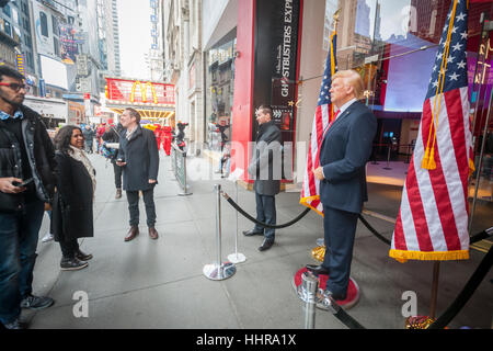 New York, USA. 20. Januar 2017. Touristen posieren für Fotos mit eine Wachsfigur von Präsident Donald Trump vor Madame Tussauds Wachsfigurenkabinett am Times Square nach der Einweihung des Trump als 45. Präsident der Vereinigten Staaten auf Freitag, 20. Januar 2017. (© Richard B. Levine) Bildnachweis: Richard Levine/Alamy Live-Nachrichten Stockfoto