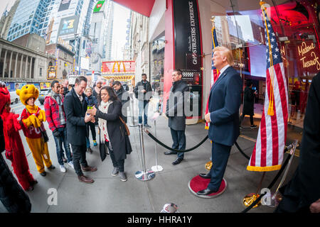 New York, USA. 20. Januar 2017. Touristen posieren für Fotos mit eine Wachsfigur von Präsident Donald Trump vor Madame Tussauds Wachsfigurenkabinett am Times Square nach der Einweihung des Trump als 45. Präsident der Vereinigten Staaten auf Freitag, 20. Januar 2017. (© Richard B. Levine) Bildnachweis: Richard Levine/Alamy Live-Nachrichten Stockfoto