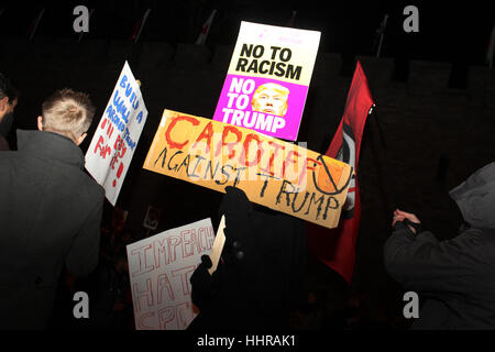 Cardiff, UK. 20. Januar 2017. Demonstranten vor Cardiff Castle, Wales im Rahmen einer Demonstration gegen die amtierende US-Präsident Donald Trump, organisiert von stehen bis zum Rassismus. Bildnachweis: Aimee Herde/Alamy Live-Nachrichten Stockfoto