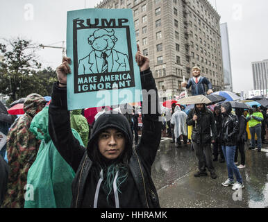 Los Angeles, USA. 20. Januar 2017. Trotz des Regens von Regen erweisen Demonstranten sich gegen die Präsidentschaft von Donald Trump marschieren. Ein Aktivist ist mit einem "Rump machen Amerika unwissend" Protest-Schild abgebildet. Bildnachweis: Dave Banken/ZUMA Draht/Alamy Live-Nachrichten Stockfoto
