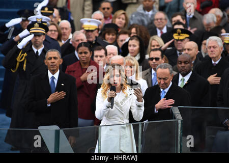 Washington, USA. 20. Januar 2017. Washington, USA. 20. Januar 2017. Ex-Präsident Barack Obama hören Sie die Nationalhymne gesungen von 16-Year-Old Jackie Evancho am Ende der feierlichen Einweihung in Washington, DC Donald Trump wurde der 45. Präsident der Vereinigten Staaten. Foto von Pat Benic/UPI/CNP/MediaPunch Credit: MediaPunch Inc/Alamy Live-Nachrichten Stockfoto