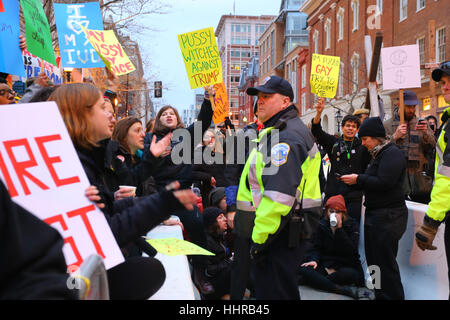 Washington DC, USA. Januar 20, 2017. Demonstranten vor einem Sicherheitskontrollpunkt in die Einweihingsparade halten Schilder zur Unterstützung der freien Wahl und der Geburtenkontrolle, zwei Dinge, die Aktivisten befürchten, unter einer Trump-Regierung verschwinden zu können. Stockfoto