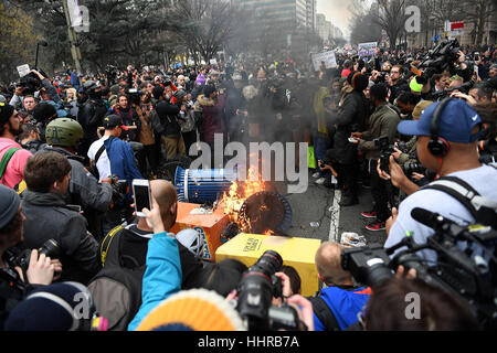 Washington, USA. 20. Januar 2017. Demonstranten zündeten Mülltonnen in einem Protest gegen US-Präsident Donald Trump in Washington, D.C. Mehr als 200 Menschen wurden festgenommen, als amerikanische Demonstranten stießen mit der Bereitschaftspolizei in Washington Freitag Nachmittag nach Donald Trump als neuen US-Präsidenten vereidigt wurde. Bildnachweis: Yin Bogu/Xinhua/Alamy Live-Nachrichten Stockfoto