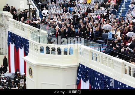 Washington, USA. 20. Januar 2017. US-Präsident Donald Trump liefert seine Antrittsrede, nachdem er während der feierlichen Amtseinführung des US-Capitol als 45. Präsident der Vereinigten Staaten vereidigt wurde. Bildnachweis: Yin Bogu/Xinhua/Alamy Live-Nachrichten Stockfoto