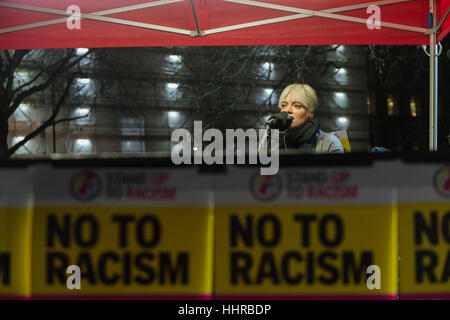 London, UK. 20. Januar 2017. Lily Allen trat Hunderte von Menschen versammelten sich vor der amerikanischen Botschaft in Grosvenor Square Protest gegen Donald Trump am Tag seiner Amtseinführung als 45. Präsident der Vereinigten Staaten. Die Teilnehmer zeigten über Trump es politische Rhetorik betonte während des Wahlkampfes und seine Ansichten zu Themen wie Menschenrechte, Klimawandel, Rassismus, Einwanderung und Atomwaffen. Bildnachweis: Wiktor Szymanowicz/Alamy Live-Nachrichten Stockfoto