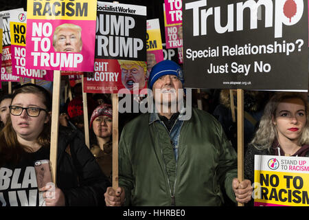 London, UK. 20. Januar 2017. Hunderte von Menschen versammeln sich vor der amerikanischen Botschaft in Grosvenor Square Protest gegen Donald Trump am Tag seiner Amtseinführung als 45. Präsident der Vereinigten Staaten. Die Teilnehmer zeigten über Trump es politische Rhetorik betonte während des Wahlkampfes und seine Ansichten zu Themen wie Menschenrechte, Klimawandel, Rassismus, Einwanderung und Atomwaffen. Bildnachweis: Wiktor Szymanowicz/Alamy Live-Nachrichten Stockfoto