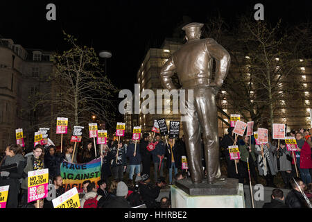 London, UK. 20. Januar 2017. Hunderte von Menschen versammeln sich vor der amerikanischen Botschaft in Grosvenor Square Protest gegen Donald Trump am Tag seiner Amtseinführung als 45. Präsident der Vereinigten Staaten. Die Teilnehmer zeigten über Trump es politische Rhetorik betonte während des Wahlkampfes und seine Ansichten zu Themen wie Menschenrechte, Klimawandel, Rassismus, Einwanderung und Atomwaffen. Bildnachweis: Wiktor Szymanowicz/Alamy Live-Nachrichten Stockfoto