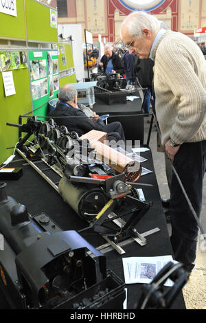 London, UK. 20. Januar 2017. Ein Mann, Blick auf umgedrehten Zug Modell auf der London Modell Engineering Ausstellung eröffnet heute im Alexandra Palace, London. Die Show, die in seinem 21. Jahr befindet, zieht rund 14.000 Besucher. Bildnachweis: Michael Preston/Alamy Live-Nachrichten Stockfoto