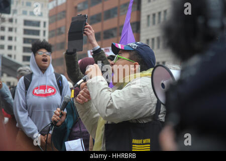 Washington, USA. 20. Januar 2017. Ein Demonstrant spricht am Tag der Einweihung des Donald J Trump als Präsident der Vereinigten Staaten. Bildnachweis: Susan Pease/Alamy Live-Nachrichten Stockfoto