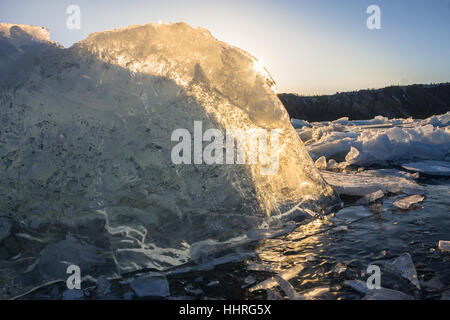 transparente Eis ist über einen Riss an Sonnenuntergang, Olchon am Baikalsee. Stockfoto