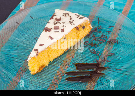 Glasierte Kuchen Keil mit Schokostreuseln dekoriert Stockfoto