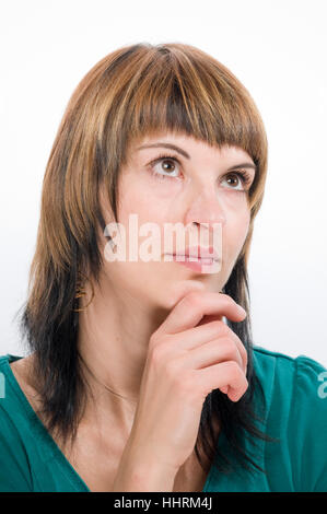 Kopfporträt einer jungen Brünette Frau in weißem Licht sorgfältig nach nachschlagen. Stockfoto