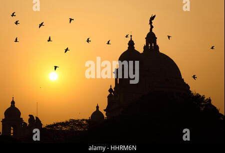 Silhouette Victoria Memorial Kuppel mit fliegenden Vögel bei Sonnenaufgang. Stockfoto