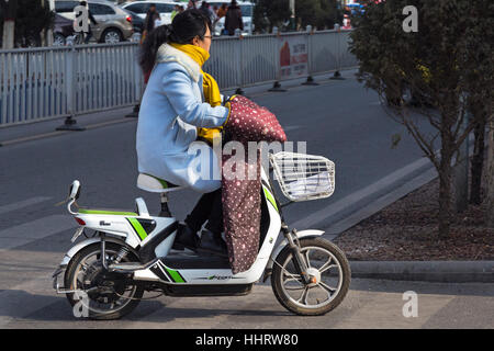 Elektro-Fahrräder im Verkehr, Zhongwei, Provinz Ningxia, China Stockfoto