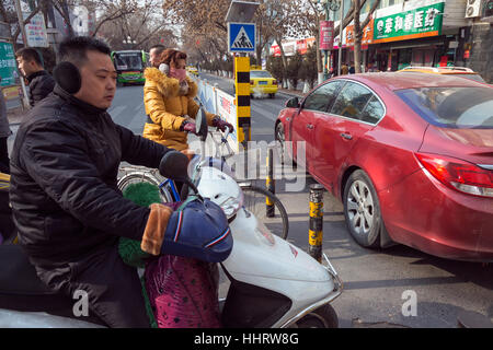 Elektro-Fahrräder im Verkehr, Zhongwei, Provinz Ningxia, China Stockfoto