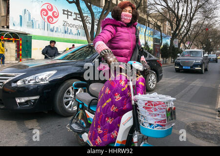 Elektro-Fahrräder im Verkehr, Zhongwei, Provinz Ningxia, China Stockfoto