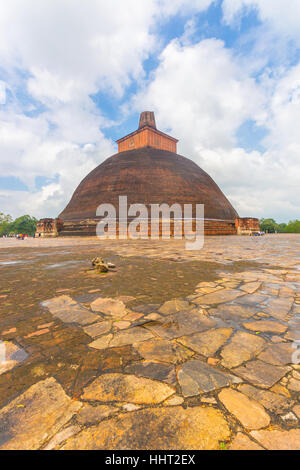 Jetavanaramaya Dagoba oder Stupa Ruinen mit gebrochenen Turm gesehen von der Ecke in der alten Hauptstadt Anuradhapura Königreich zentriert Stockfoto