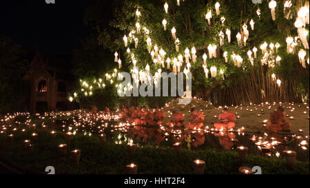 Chiang Mai, Thailand - 14. November 2016: buddhistischer Mönch sitzt am Ufer mit Kerzenlicht in Yeepeng Festival am Puntao Tempel in Chiang Mai, Tha Stockfoto