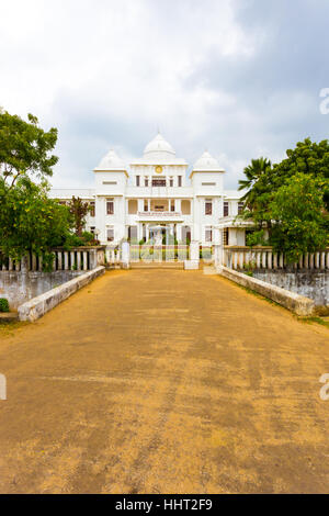 Einfahrt der Jaffna Public Library befindet sich in einem weißen kolonialen Gebäude an einem bewölkten Tag in Sri Lanka. Vertikal Stockfoto