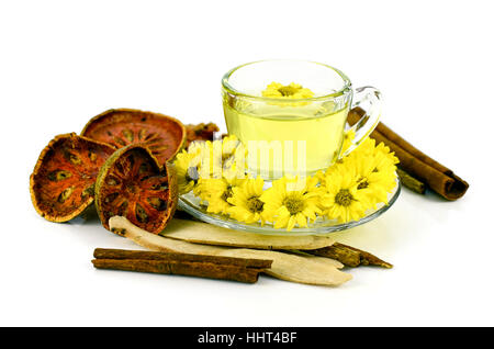 Chrysantheme Tee mit chinesischen Kräutermedizin auf weißem Hintergrund.