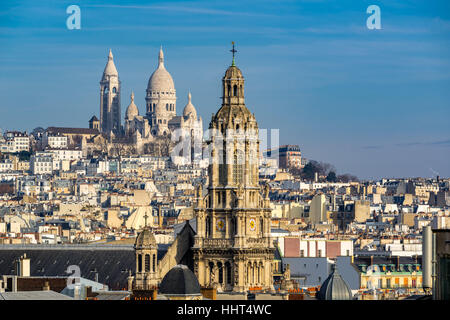 Dächer von Paris mit Blick auf die Basilika Sacre Coeur in Montmartre und die Trinity Church. 18. Arrondissement, Paris, Frankreich Stockfoto